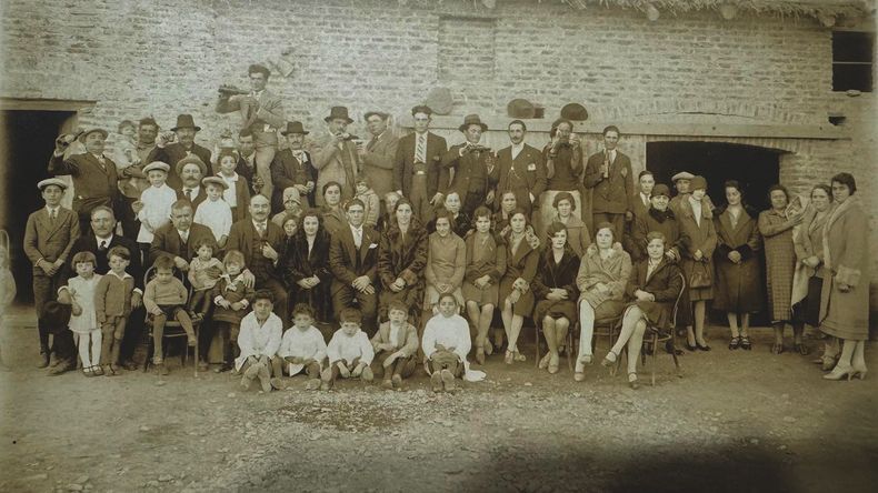 Los Tronelli, frente a la bodega. Fotografía del casamiento de la hermna mayor de Clemente Tronelli, 1926. Foto: gentileza.