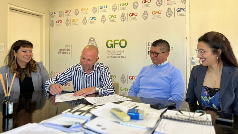 La Municipalidad renovó el convenio de colaboración con la Asociación Lirios de la Patagonia. Foto: Gentileza.