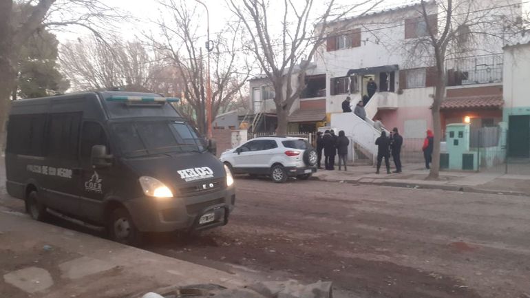 Impresionante operativo para desalojar un departamento usurpado de las 1200 Viviendas