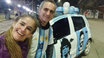Una pareja llevó el amor por la selección al siguiente nivel: intervinieron su vehículo con los rostros de Maradona y Messi.&nbsp;