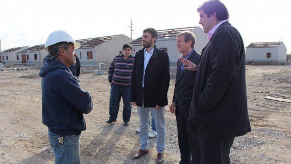 Hace unos meses, el intendente Tortoriello y el funcionario nacional Ramiro Masjuan recorrieron las 404 viviendas y acordaron su continuidad y terminación.