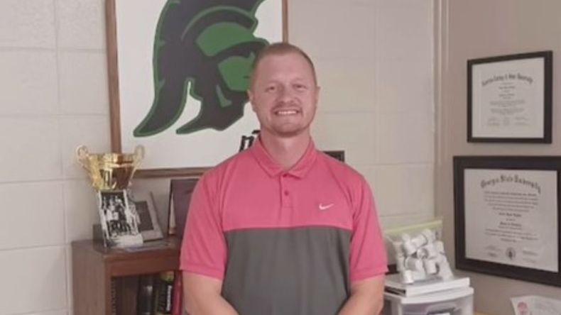 Jason Hughes era profesor en una escuela secundaria y también participaba como entrenador y mentor de estudiantes. | LMCipolletti.com Jason Hughes era profesor en una escuela secundaria y también participaba como entrenador y mentor de estudiantes.