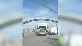 El recolector de basura luciendo su particular vestido por las calles de Cipolletti.