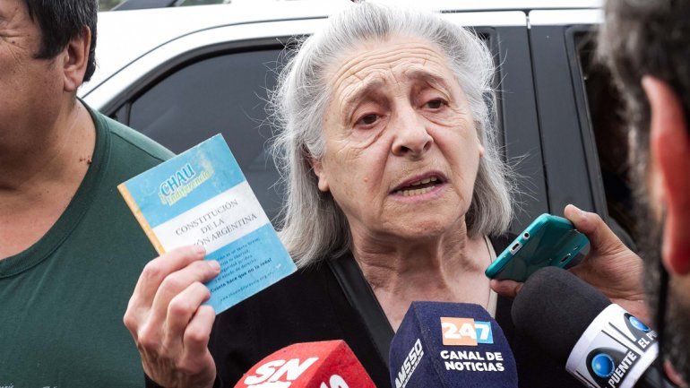 La señora defendió sus derechos mostrando la Constitución.