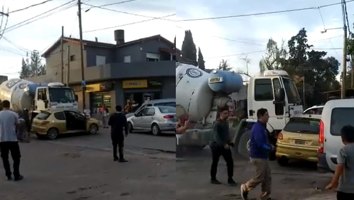 Video: un camión se quedó sin frenos y arrastró por varios metros a un auto