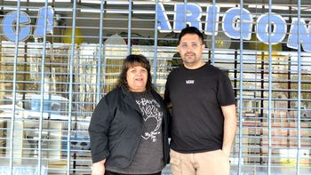 Irma, la dueña actual, con una vida allí adentro, y su hijo Juan, su mano derecha en el comercio de Irigoyen y Sáenz Peña. Irma, la dueña actual, con una vida allí adentro, y su hijo Juan, su mano derecha en el comercio de Irigoyen y Sáenz Peña.