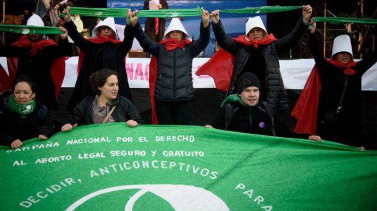 El pedido por el aborto legal se hizo sentir en la Fiesta de la Nieve
