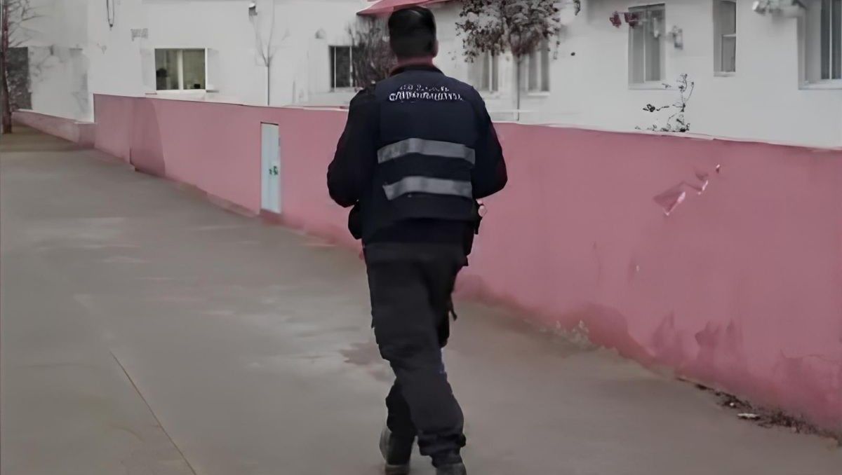 Personal del Gabinete de Criminalística realizó los trabajos periciales en el establecimiento educativo. Buscan rastros dactilares de los ladrones, como también imágenes de cámaras de seguridad.&nbsp;