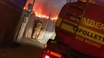 Bomberos Voluntarios fueron a apagar un incendio y fueron atacados por una mujer y varios hombres, que empuñaban cuchillos. 