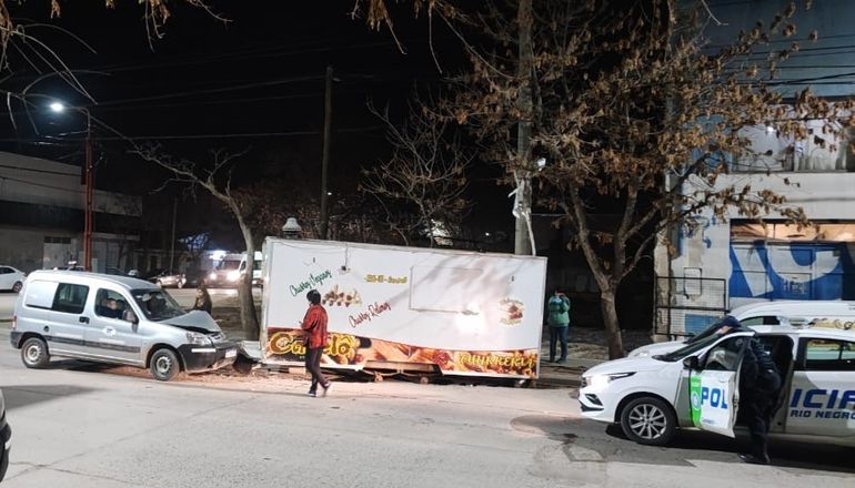 La camioneta chocó el trailer de la churrería habría esquivado un rodado que cruzó en rojo. 