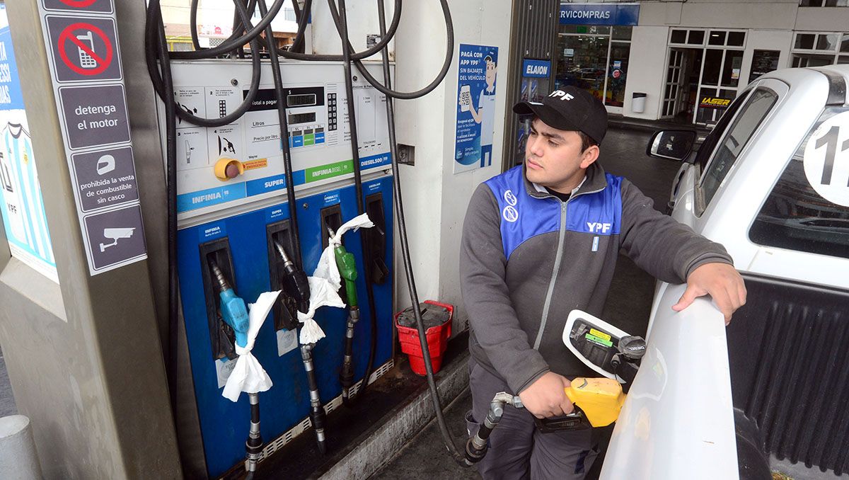 Desde la semana pasada tres ciudades están cobrando la Tasa Vial del 4,5% más por un litro de nafta neto, si impuestos.