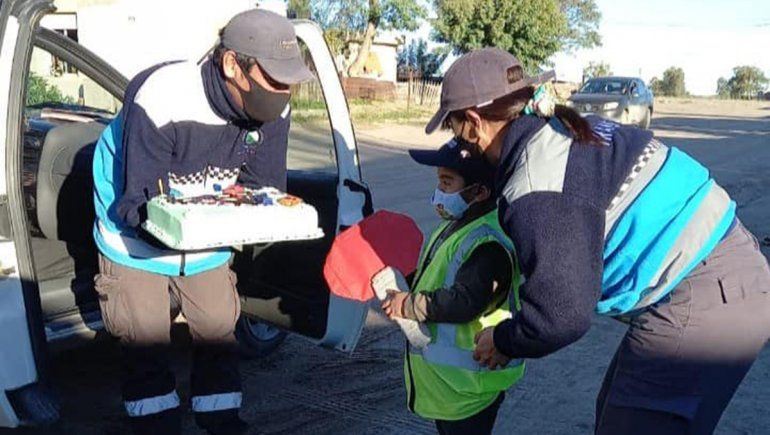 Inspectores de Tránsito sorprendieron a un nene de cuatro años en su cumpleaños Agentes de Tránsito sorprendieron a un nene de cuatro años en su cumpleaños