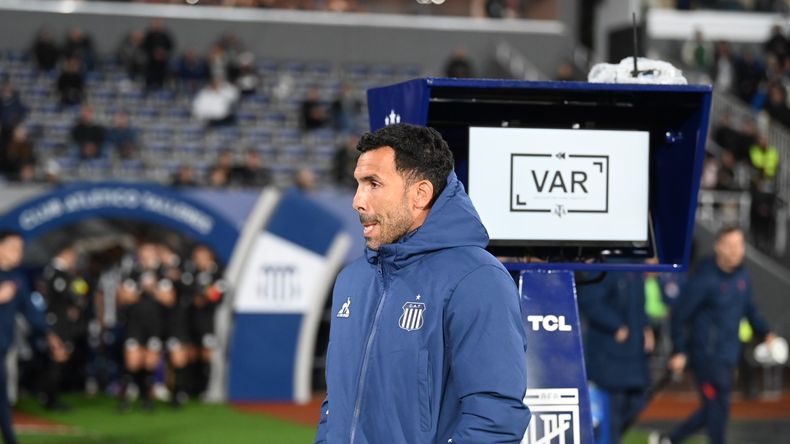 Carlos Tevez debutó con una derrota.