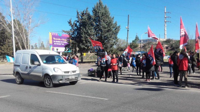 Organizaciones sociales volantearon en los puentes carreteros contra las políticas económicas