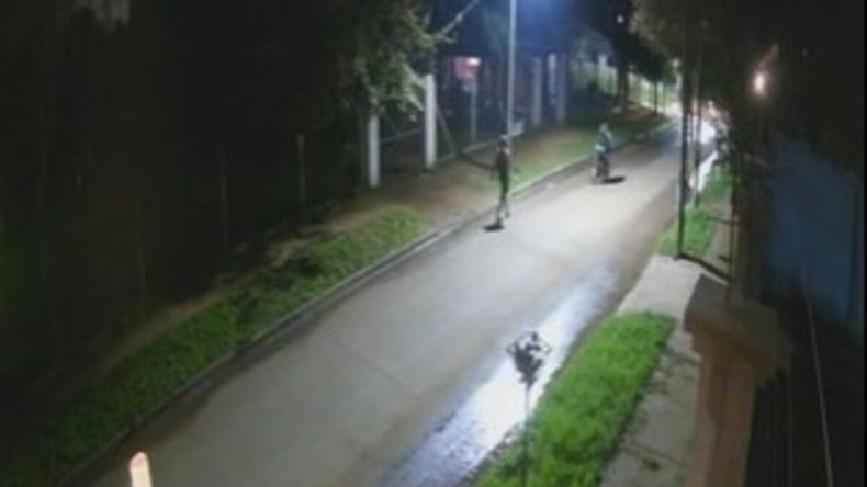 Le dispararon en la cara cuando iba a trabajar para robarle el celular: No corras que te vuelo