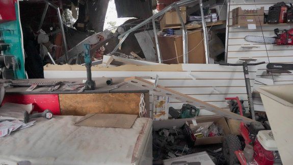 Una roca del tamaño de un auto destruyó un comercio