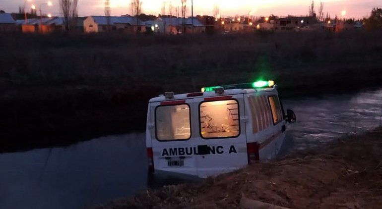 Ambulancia con muestras de Covid chocó y cayó a un canal