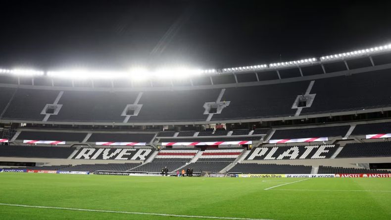 A qué dos famosos periodistas, River los suspendió
