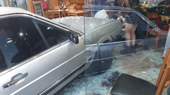 video: borracho arranco su auto y se metio adentro de una pizzeria