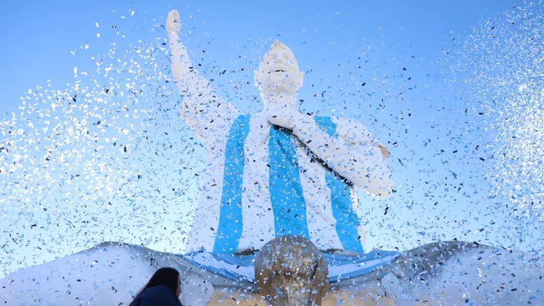 La estatua de Lionel Messi en Cutral Có se convirtió en la más grande del mundo. | LMCipolletti.com La estatua de Lionel Messi en Cutral Có se convirtió en la más grande del mundo.