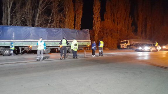 Atraparon a un taxista manejando borracho en Cinco Saltos