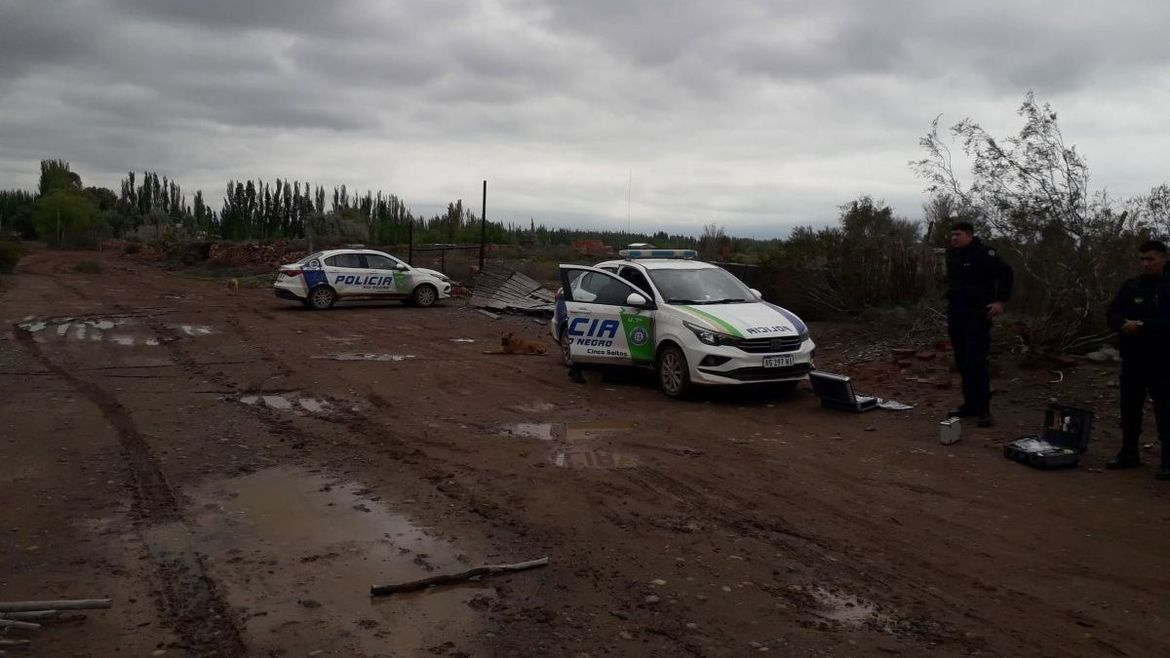 Policías de la Comisaría 7ma y del Gabinete de Criminalística trabajaban en el lugar donde apareció el cadáver. Fotos: Gentileza (Canal 3 Arroyón).