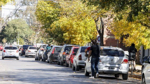 Las colas más largas de autos que esperan cargar combustible 