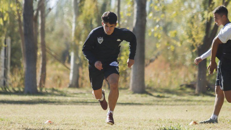 Lucas Calderón en el entrenamiento de Cipolletti.