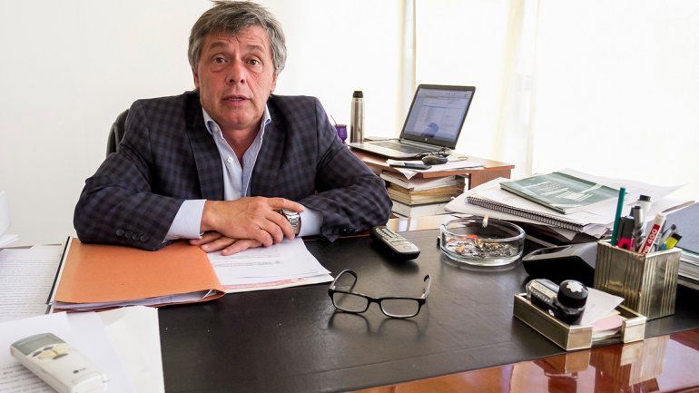 El abogado Martín Segovia defiende a la médica ginecóloga del hospital.