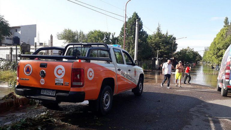Tras la lluvia, vecinos denuncian que salió agua con gasoil de las cloacas