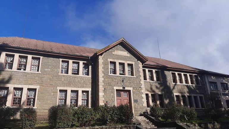 Tiró piedras a una escuela y lastimó a dos alumnas que estaban en clase
