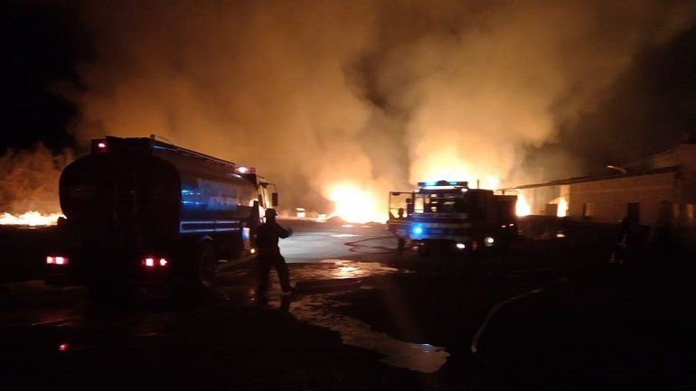 El fuego arrasó con un reconocido galpón de empaque de Allen