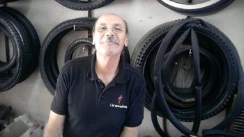 Ramón, un histórico bicicletero de Cipolletti, que era recto o serio pero se hacía querer por su gran corazón. | LMCipolletti.com Ramón, un histórico bicicletero de Cipolletti, que era recto o serio pero se hacía querer por su gran corazón.