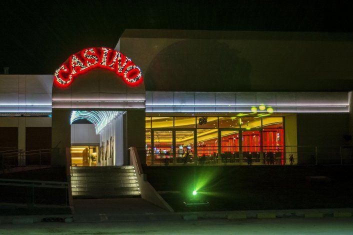 Dos sujetos fueron retirados del casino por generar disturbios. Minutos después comenzaron a los piedrazos contra el personal.