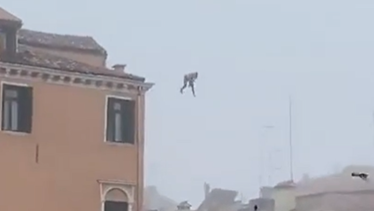 Video: saltó del techo de un edificio hacia el Gran Canal de Venecia