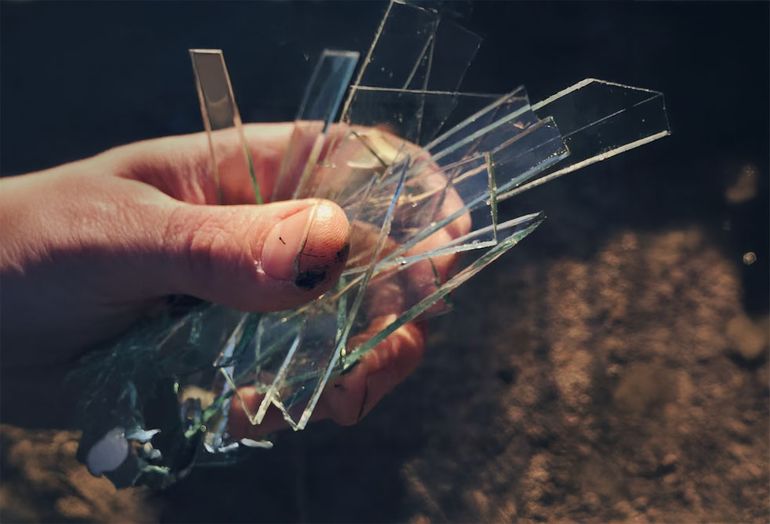 Los vidrios rotos mal acomodados o metidos en forma irresponsable y sin recaudos en la basura doméstica pueden convertirse en un serio riesgo para los trabajadores del Municipio que se dedican a la recolección de los residuos domiciliarios. Los vidrios rotos mal acomodados o metidos en forma irresponsable y sin recaudos en la basura doméstica pueden convertirse en un serio riesgo para los trabajadores del Municipio que se dedican a la recolección de los residuos domiciliarios.