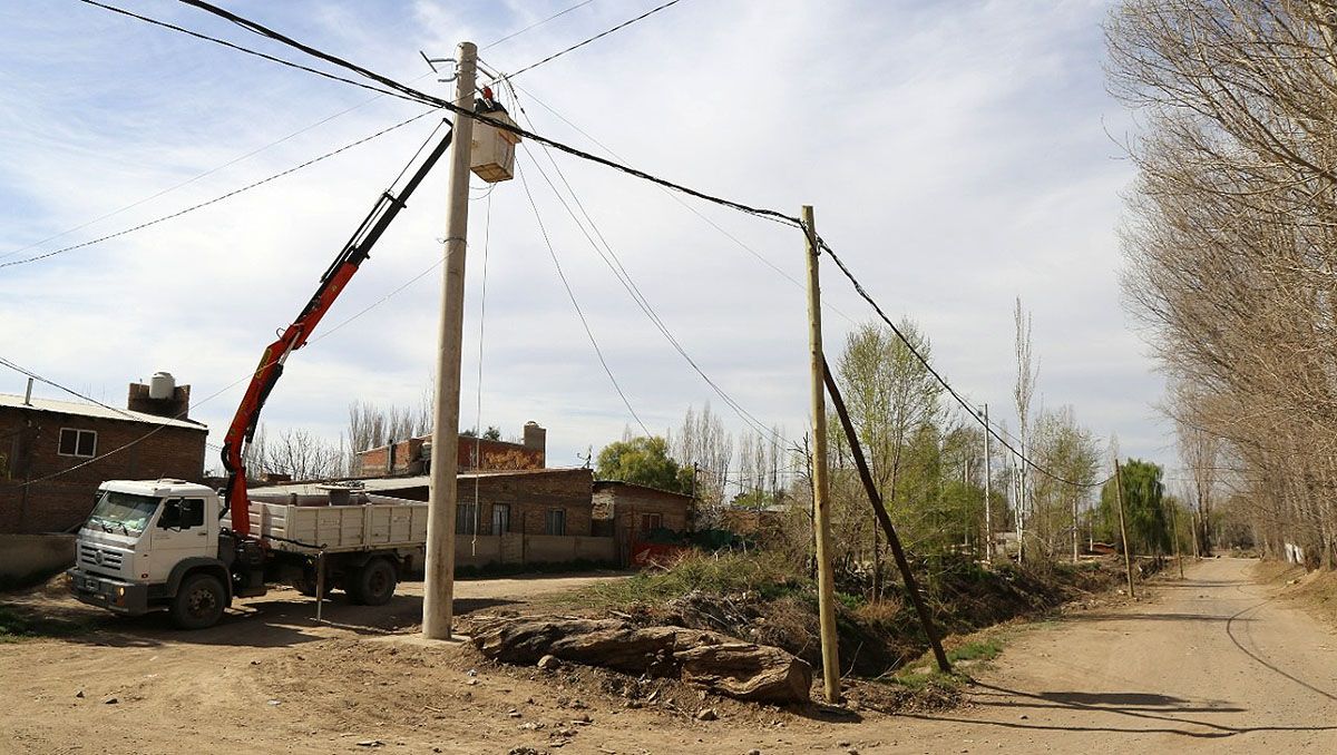 Continúa la conexión regular de luz en barrios populares