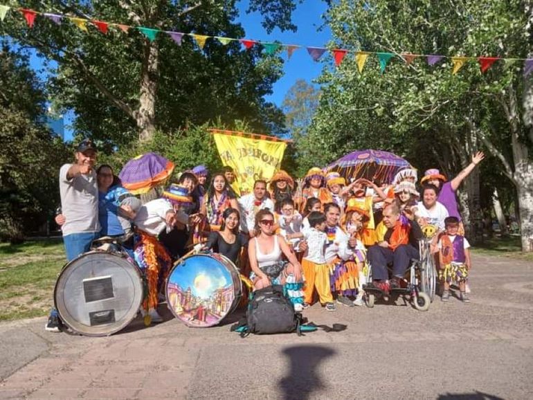 La murga La Bufona Carpocapsa desplegará todo su talento en la gran fiesta barrial. 