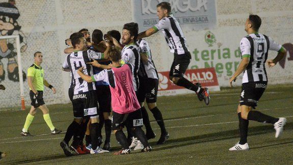 Sin jugar en buen nivel, Cipo fue puro festejo en el Maiolino. Perdió 1 a 0, pero se impuso en los penales.