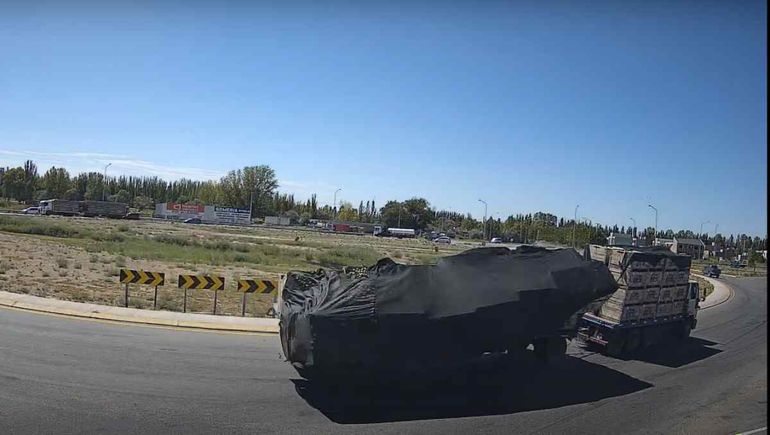 El momento en el que el camionero pierde el control de uno de los acomplados. Segundos después
