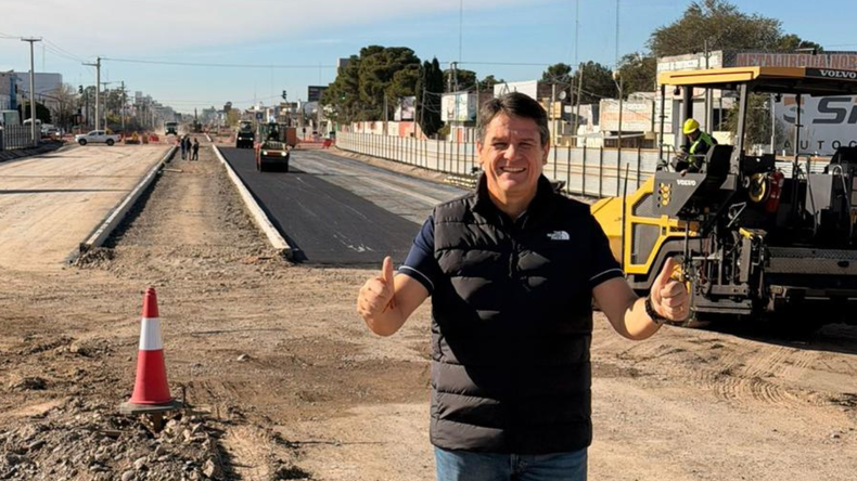 Día histórico: Mariano Gaido puso en marcha el asfalto de la Gran Avenida a menos de tres meses de iniciada la obra | LMCipolletti.com Día histórico: Mariano Gaido puso en marcha el asfalto de la Gran Avenida a menos de tres meses de iniciada la obra