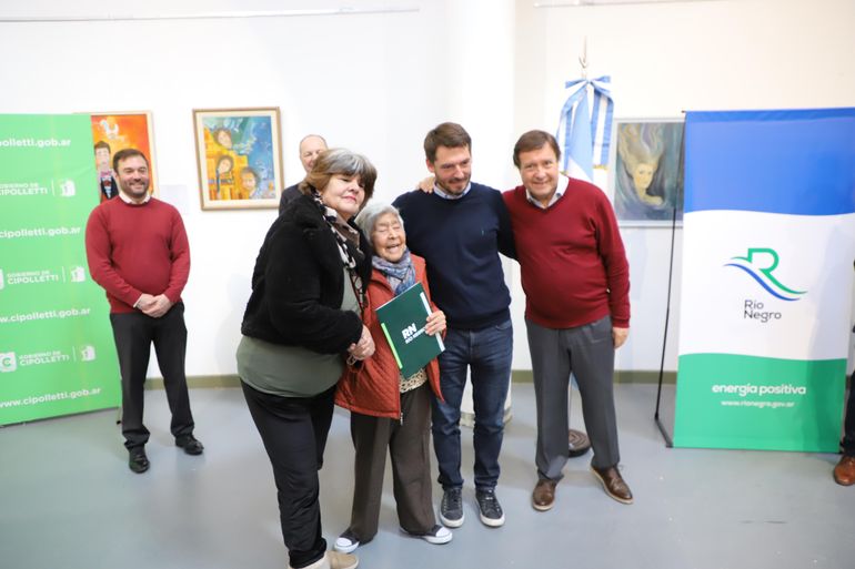 Alberto Weretilneck, gobernador de la provincia, y Rodrigo Buteler, intendente de Cipolletti, encabezaron el acto de entrega de títulos de propiedad y de ejecución de obras de viviendas, de tránsito y de iluminación pública. Alberto Weretilneck, gobernador de la provincia, y Rodrigo Buteler, intendente de Cipolletti, encabezaron el acto de entrega de títulos de propiedad y de ejecución de obras de viviendas, de tránsito y de iluminación pública.