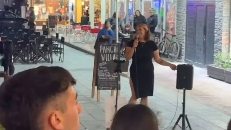 Dina cantaba para un numeroso grupo de turistas cuando la echaron de la peatonal de Las Grutas.