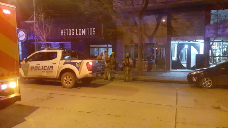 Bomberos acudieron a la hamburguesería céntrica de Cipolletti, alertados por el humo. Bomberos acudieron a la hamburguesería céntrica de Cipolletti, alertados por el humo.