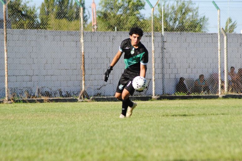 La historia del arquero colombiano que ataja en Fernández Oro