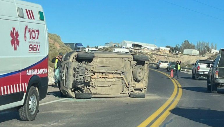 Venía de vacaciones con su familia, se quedó dormido y volcó