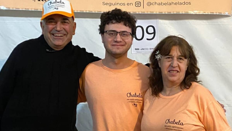Isabel junto a su marido Carlos y su hijo Ceferino fabrican helados artesanales en la chacra. Isabel junto a su marido Carlos y su hijo Ceferino fabrican helados artesanales en la chacra.