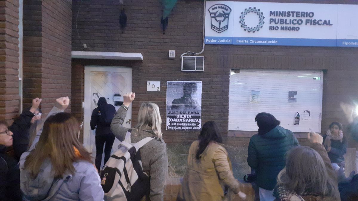 En Cipolletti reclamaron el esclarecimiento del femicidio de Silvia Cabañares. Hubo una manifestación en la Fiscalía.&nbsp;
