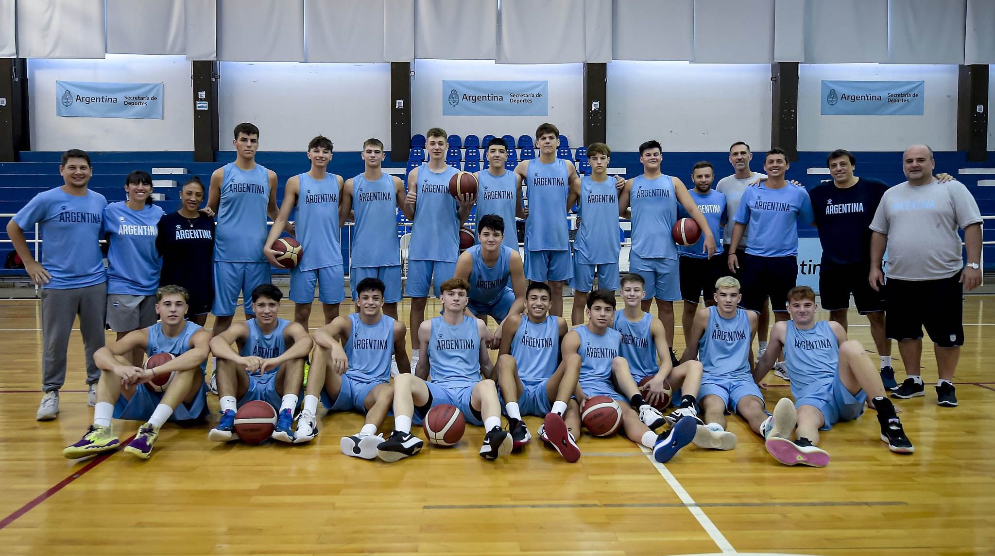 Liscovsky junto a todos los convocados por la Conferadación de básquet.