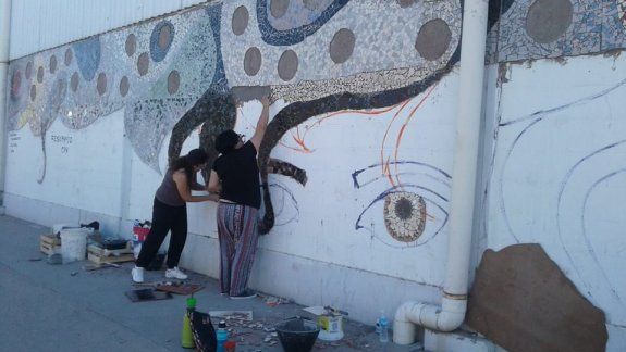 Cipolletti se tiñe de color con un nuevo mural en mosaiquismo